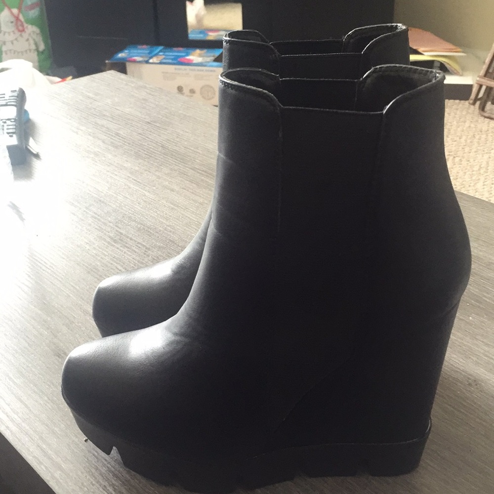 Black Wedges